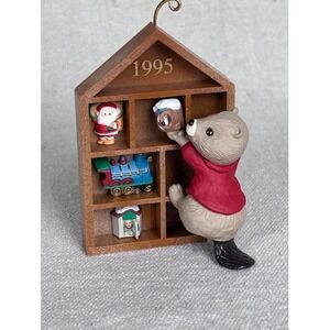 Hallmark Keepsake Ornament Collector's Club 1995 Beaver‎ With Toy Shelf House